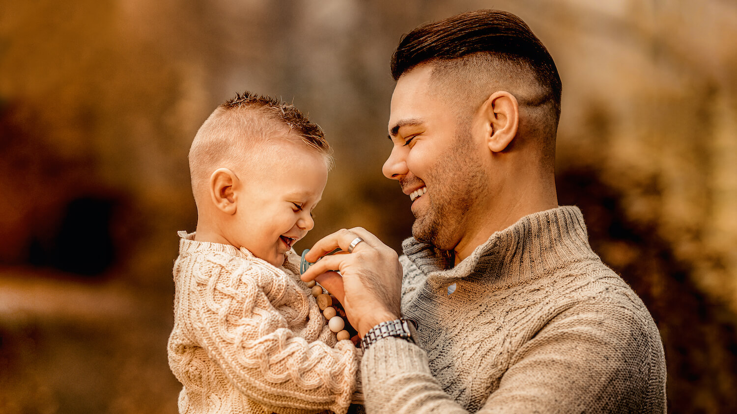 Familienbilder für die Familie Maric im Herbst Vater mit Sohn Familienbilder für die Familie Maric im Herbst Vater mit Sohn