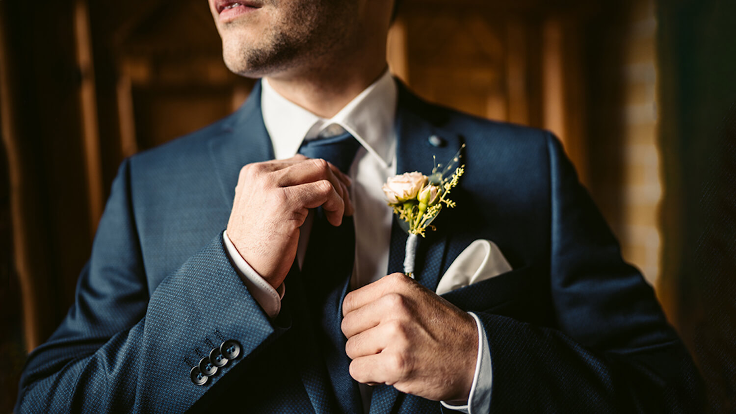 Hochzeitsfotografie Bräutigam im Anzug vor dem Firstlook Balgach Hochzeitsfotograf Bräutigam im Anzug vor dem Firstlook Balgach
